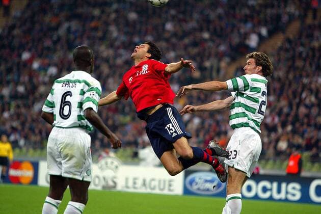 Michael Ballack (Mitte, Bayern) im a la sterbender Schwan gegen Stanislav Vagra (re., Celtic Glasgow) Fußball EC 1 Herren Champions League 2003 2004, FC Bayern München - Celtic Glasgow 2:1, Gruppe München Dynamik, Höhe, Kampf,