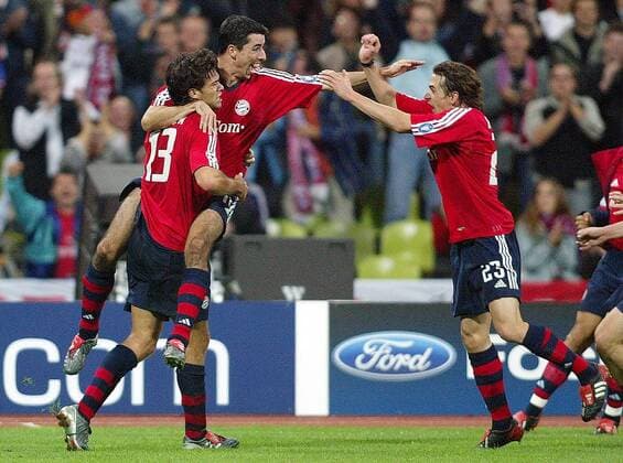 Torschütze Roy Makaay (Mitte) wird von seinen Mannschaftskollegen Michael Ballack (li.), Owen Hargreaves (alle Bayern) gefeiert Fußball EC 1 Herren Champions League 2003 2004, FC Bayern München Gruppe München Begeisterung, Freude,