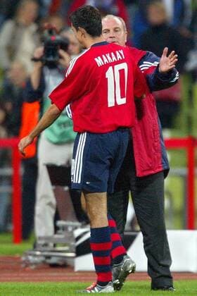 Roy Makaay (vorn) erntet Lob von Manager Uli Hoeneß (beide Bayern) Fußball EC 1 Herren Champions League 2003 2004, FC Bayern München, Gruppe München