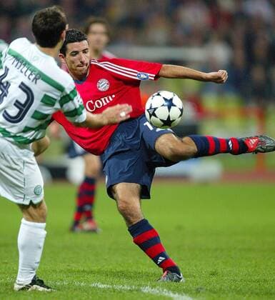 Roy Makaay (Bayern) zieht ab Fußball EC 1 Herren Champions League 2003 2004, FC Bayern München - Celtic Glasgow 2:1, Einzelbild München Dynamik,