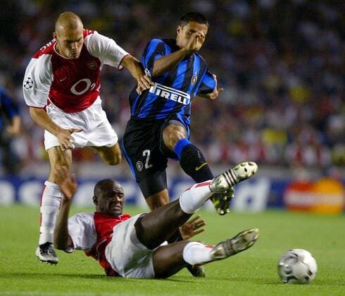 Ivan Cordoba (Inter Mailand, Mitte) hat keine Chance gegen Patrick Vieira (unten) und Fredrik Ljungberg (beide Arsenal London) Fußball EC 1 Herren Champions League 2003 2004, FC Arsenal London - Internazionale Mailand 0:3 Gruppe Freddie, Freddy London Dynamik, Kampf,