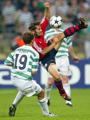 Bixente Lizarazu (re., Bayern) zeigt Petrov (Celtic Glasgow) was er alles am Ball kann Fußball EC 1 Herren Champions League 2003 2004, FC Bayern München - Celtic Glasgow 2:1, Gruppe München Dynamik, Höhe,