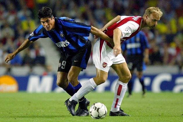 Julio Ricardo Cruz (Inter Mailand, li.) gegen Dennis Bergkamp (Arsenal London) Fußball EC 1 Herren Champions League 2003 2004, FC Arsenal London - Internazionale Mailand 0:3 Gruppe London Dynamik,