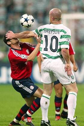 John Hartson (re., Celtic Glasgow) entledigt sich der Gegenwehr von Willy Sagnol (Bayern) auf regelwidrige Weise Fußball EC 1 Herren Champions League 2003 2004, FC Bayern München - Celtic Glasgow 2:1 Gruppe München Dynamik, Kampf,