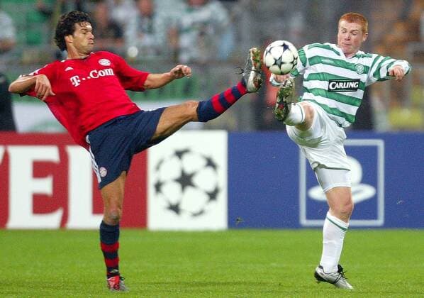 Michael Ballack (li., Bayern) und Neil Lennon (Celtic Glasgow) gehen mit gestrecktem Bein zum Ball Fußball EC 1 Herren Champions League 2003 2004, FC Bayern München - Celtic Glasgow 2:1, Gruppe München Dynamik, Kampf