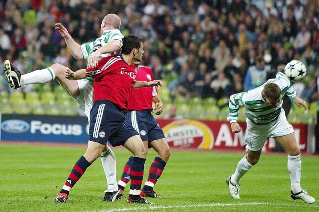 Alan Thompson (re., Celtic Glasgow) mit dem Kopfball zur 1:0 Führung für Celtic, Willy Sagnol (vorn Bayern) und John Hartson (Celtic Glasgow) schauen zu Fußball EC 1 Herren Champions League 2003 2004, FC Bayern München - Celtic Glasgow 2:1 Gruppe München Dynamik,