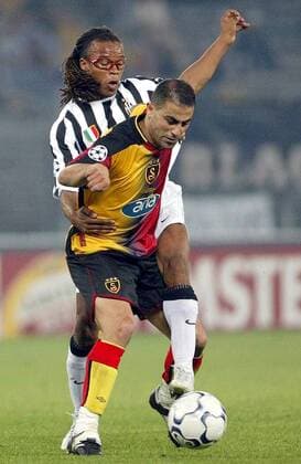 Hasan Sas (vorn, Galatasaray) gegen Edgar Davids (Juve) Fußball EC 1 Herren Champions League 2003 2004, Juventus Turin - Galatasaray Istanbul 2:1 Gruppe Turin Dynamik,