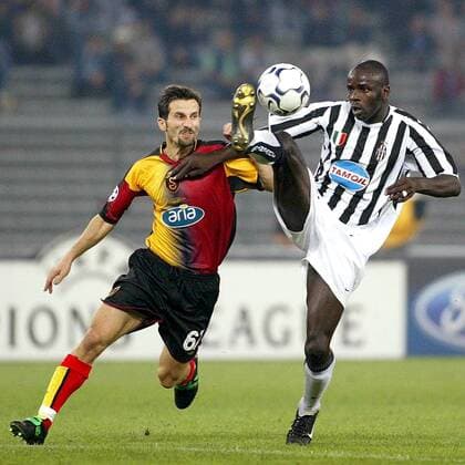 Ergün Penbe (li., Galatasaray) gegen Lilian Thuram (Juve) Fußball EC 1 Herren Champions League 2003 2004, Juventus Turin - Galatasaray Istanbul 2:1 Gruppe Turin Dynamik,