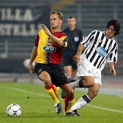 Frank de Boer (li., Galatasaray) gegen Mauro Camoranesi (Juve) Fußball EC 1 Herren Champions League 2003 2004, Juventus Turin - Galatasaray Istanbul 2:1 Gruppe Turin Dynamik,