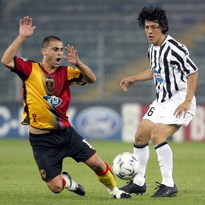 Hasan Sas (li., Galatasaray) ist von Mauro Camoranesi (Juve) zu Fall gebracht worden Fußball EC 1 Herren Champions League 2003 2004, Juventus Turin - Galatasaray Istanbul 2:1 Gruppe Turin Dynamik,