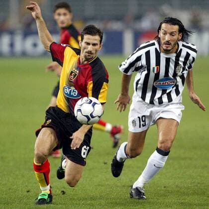 Ergün Penbe (li., Galatasaray) gegen Gianluca Zambrotta (Juve) Fußball EC 1 Herren Champions League 2003 2004, Juventus Turin - Galatasaray Istanbul 2:1 Gruppe Turin Dynamik,