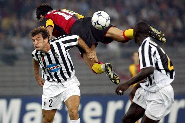 Hakan Sükür (Mitte, Galatasaray) segelt scheinbar schwerelos an Ciro Ferrara (li.) und dem Ball vorbei, re. Lilian Thuram (beide Juve) Fußball EC 1 Herren Champions League 2003 2004, Juventus Turin - Galatasaray Istanbul 2:1 Gruppe Turin Dynamik, Höhe