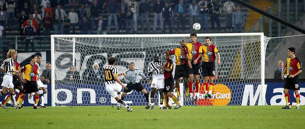 Alessandro del Piero (vorn, Juve) zirkelt den Ball um die Freistoßmauer von Galatasaray herum, v.re.: Cihan Haspolati, Ergün Penbe, Hakan Sükür, Joao Batista, Hakan Ünsal (alle Galatasaray) und Stephen Appiah (Juve) Fußball EC 1 Herren Champions League 2003 2004, Juventus Turin - Galatasaray Istanbul 2:1 Totale Turin Dynamik,
