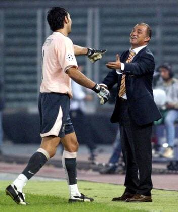 Trainer Fatih Terim (re., Galatasaray) begrüßt Torwart Gianluigi Buffon (Juve) Fußball EC 1 Herren Champions League 2003 2004, Juventus Turin - Galatasaray Istanbul 2:1 Gruppe Turin Harmonie,