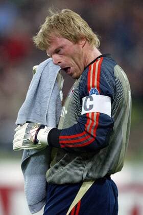 Torwart Oliver Kahn (Bayern) trocknet sein Gesicht Fußball EC 1 Herren Champions League 2003 2004, FC Bayern München Einzelbild München