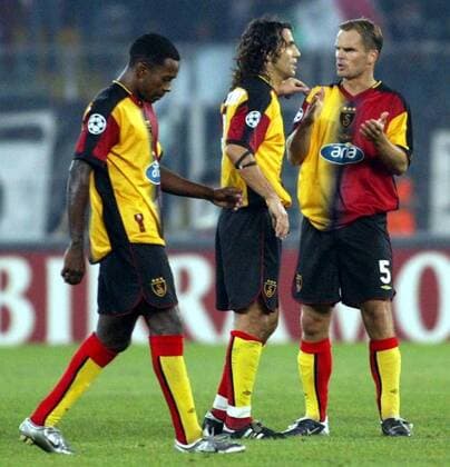 Cesar Prates (li.), Bülent Korkmaz (Mitte) und Frank de Boer (alle Galatasaray) sind nach der Niederlage enttäuscht Fußball EC 1 Herren Champions League 2003 2004, Turin - Galatasaray Istanbul 2:1 Gruppe Turin Enttäuschung,