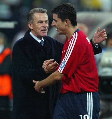 Trainer Ottmar Hitzfeld (li.) gratuliert Roy Makaay (beide Bayern) Fußball EC 1 Herren Champions League 2003 2004, FC Bayern München Gruppe München