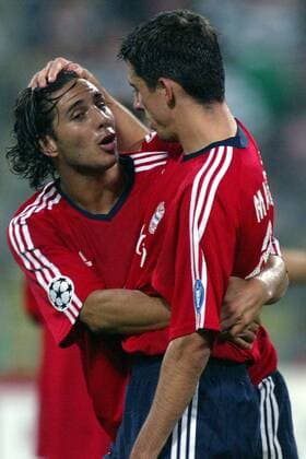 Claudio Pizarro (li.) und Roy Makaay (beide Bayern) freuen sich Fußball EC 1 Herren Champions League 2003 2004, FC Bayern München Gruppe München Harmonie