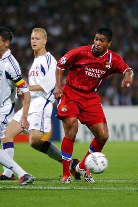 Giovane Elber (Lyon) am Ball Fußball EC 1 Herren Champions League 2003 2004, Olympique Lyonnais - RSC Anderlecht 1:0, OL Einzelbild Lyon Dynamik,