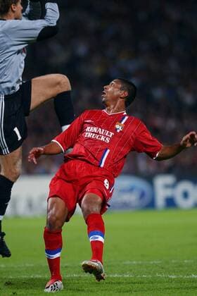 Giovane Elber (re., Lyon) erschreckt sich vor dem herausstürzenden Torwart Zitka (Anderlecht) Fußball EC 1 Herren Champions League 2003 2004, Olympique Lyonnais - RSC Anderlecht 1:0, OL Gruppe Lyon Dynamik,