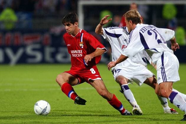 Juninho Pernambucano (li., Lyon) setzt sich gegen Wilhelmsson (verdeckt, 17) und Pär Zetterberg (beide Anderlecht) durch Fußball EC 1 Herren Champions League 2003 2004, Olympique Lyonnais - RSC Anderlecht 1:0, OL Gruppe Lyon Dynamik,