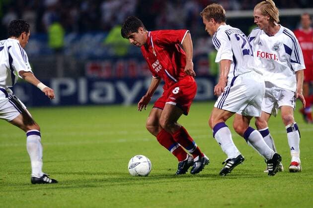Juninho Pernambucano (2.v.li., Lyon) am Ball gegen Pär Zetterberg (2.v.re.) und Christian Wilhelmsson (re., beide Anderlecht) Fußball EC 1 Herren Champions League 2003 2004, Olympique Lyonnais - RSC Anderlecht 1:0, OL Gruppe Lyon Dynamik,