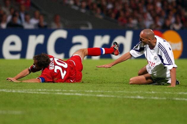 Patrick Müller (li., Lyon) ist von Ivica Mornar (Anderlecht) von den Beinen geholt worden, der sich prompt dafür entschuldigt Fußball EC 1 Herren Champions League 2003 2004, Olympique Lyonnais - RSC Anderlecht 1:0, OL Gruppe Lyon Dynamik,