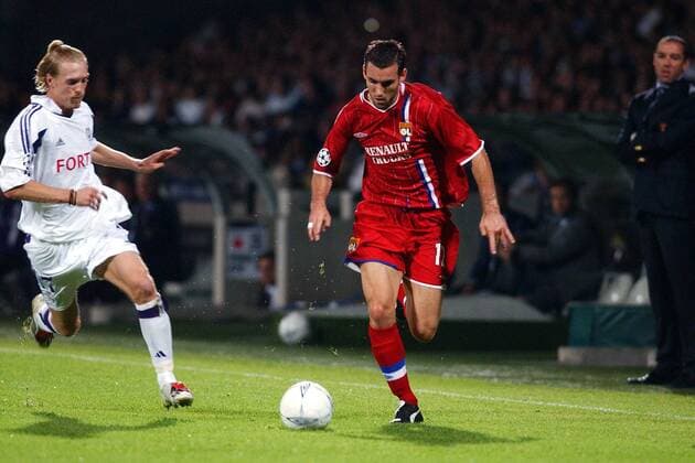 Anthony Reveillere (re., Lyon) ist schneller als Christian Wilhelmsson (Anderlecht) Fußball EC 1 Herren Champions League 2003 2004, Olympique Lyonnais - RSC Anderlecht 1:0, OL Gruppe Lyon Dynamik,