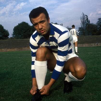 Erwin Kostedde (Duisburg) bindet sich die Fußballschuhe zu Fußball 1. BL Herren DEUTSCHSPRACHIGE SPORTZEITSCHRIFTEN UND -ZEITUNGEN NUR NACH RÜCKSPRACHE, Saison 1967 1968 Einzelbild Duisburg