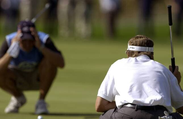 Bernhard Langer (Deutschland) taxiert die Ideallinie Golf Herren Linde German Masters 2003, Golfen, PGA European Tour, TPC of Europe, Vdig Einzelbild Gut Lärchenhof Köln-Pulheim