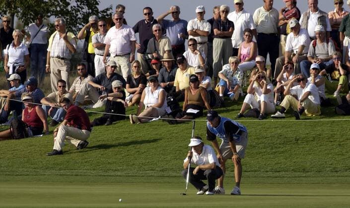 Bernhard Langer (Deutschland) taxiert mit seinem Caddy Russ Holden die Ideallinie Golf Herren Linde German Masters 2003, Golfen, PGA European Tour, TPC of Europe, Vdig Totale Gut Lärchenhof Köln-Pulheim
