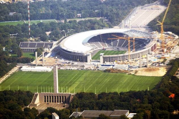 Das Maifeld mit dem Glockenturm vor der Baustelle Olympiastadion Fußball 1. BL Herren Saison 2003 2004, Hertha BSC Berlin, Außenplatz, Außenplätze, Nebenplatz, Nebenplätze, Vdig Totale Olympiastadion Berlin