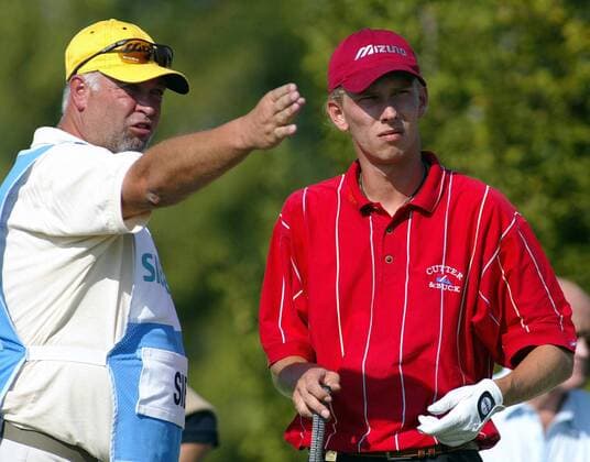 Marcel Siem (re., Deutschland) im Gespräch mit seinem Caddy Max Zechmann Golf Herren Linde German Masters 2003, Golfen, PGA European Tour, TPC of Europe, Gruppe Gut Lärchenhof Köln-Pulheim