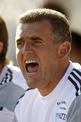 Trainer Djuradj Vasic (Wehen) gibt lautstark Anweisungen Fußball Herren Regionalliga Süd 2003 2004, 3. Liga, SV Wehen Porträt Wehen Wut,