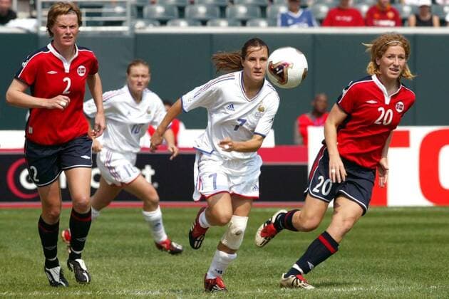 Stephanie Mugneret-Beghe (Mitte, Frankreich) gegen Brit Sandaune (li.) und Lise Klaveness (beide Norwegen) Fußball WM Damen Weltmeisterschaft 2003, Länderspiel, Frauen, Frauenfußball, Vdig Gruppe Philadelphia  