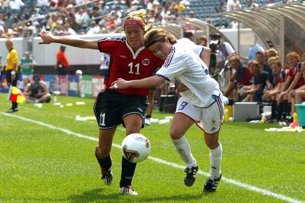 Marianne Pettersen (li., Norwegen) gegen Sonia Bompastor (Frankreich) Fußball WM Damen Weltmeisterschaft 2003, Länderspiel, Frauen, Frauenfußball, Vdig Gruppe Philadelphia Dynamik,  