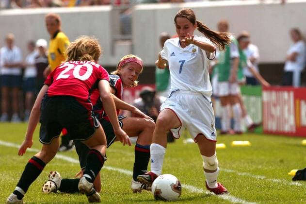 Stephanie Mugneret-Beghe (re., Frankreich) gegen Marianne Pettersen (Mitte, Norwegen) Fußball WM Damen Weltmeisterschaft 2003, Länderspiel, Frauen, Frauenfußball, Vdig Gruppe Philadelphia Dynamik,  