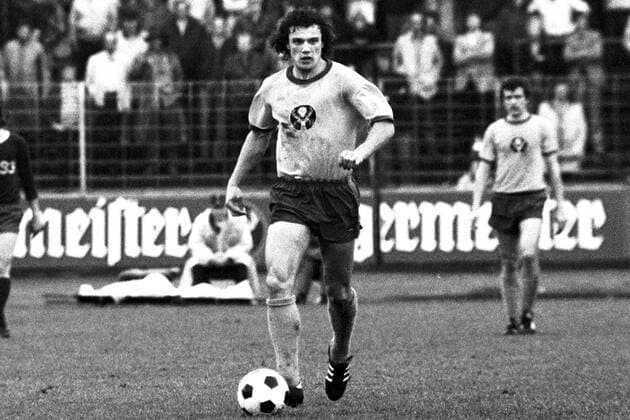 Reiner Hollmann (Braunschweig) am Ball Fußball 2. BL Herren Saison 1973 1974, Eintracht Braunschweig Einzelbild Braunschweig Dynamik,