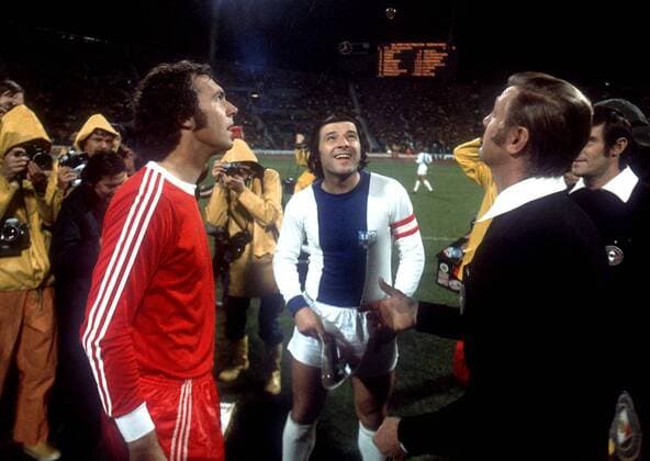 Die Spielführer Franz Beckenbauer (li., Bayern) und Manfred Zapf (Magdeburg) beim Münzwurf mit Schiedsrichter Alberto Michelotti (Italien) Fußball EC 1 Herren Europapokal der Landesmeister 1974 1975, FC Bayern München - FC Magdeburg 3:2, Europacup Gruppe München