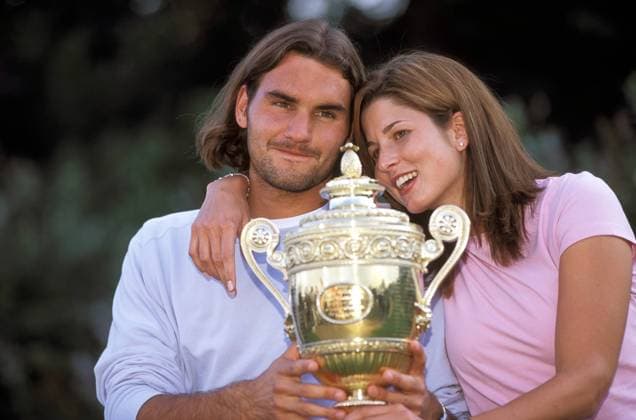 Roger Federer (li.) und Freundin Miroslava Vavrinec (beide Schweiz) präsentieren stolz die Trophäe Tennis Herren All England Championships 2003, ATP-Tour, Grand Slam, Shooting, Fotoshooting, Fototermin Gruppe Wimbledon London Glück, Freude,