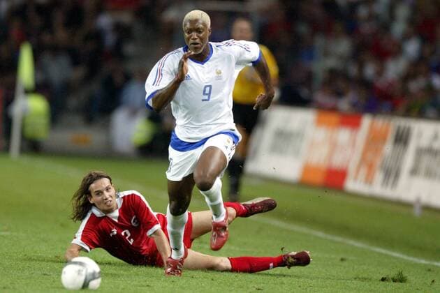 Djibril Cisse (re., Frankreich) setzt sich gegen Remo Meyer (Schweiz) durch Fußball Länderspiel Herren Länderspiel 2003, Nationalmannschaft, Nationalteam, Nationaltrikot, Freundschaftsspiel, Test, Vdig Gruppe Genf Dynamik,  