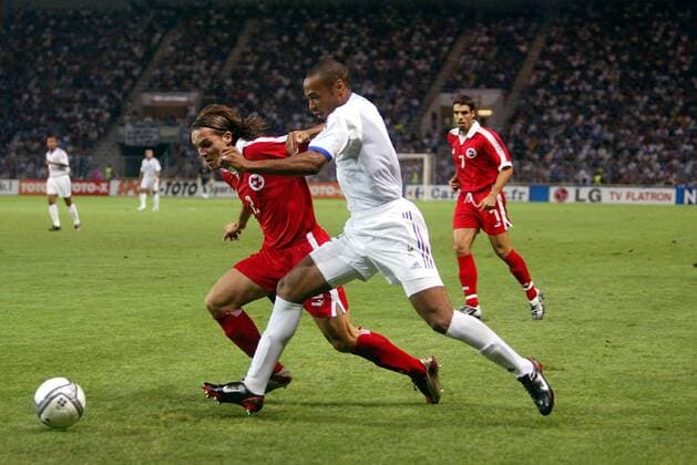 Thierry Henry (re., Frankreich) gegen Remo Meyer (Schweiz) Fußball Länderspiel Herren Länderspiel 2003, Nationalmannschaft, Nationalteam, Nationaltrikot, Freundschaftsspiel, Test, Vdig Gruppe Genf Dynamik,  
