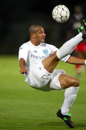 Jean-Joel Perrier-Doumbe (Auxerre) - Fallrückzieher Fußball EC 3 Herren UEFA-Cup 2003 2004, Pokal, Europapokal, Europacup, AJ Auxerre Einzelbild Auxerre Dynamik,  