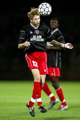Roland Baettig (Neuchatel) - Kopfball Fußball EC 3 Herren UEFA-Cup 2003 2004, Pokal, Europapokal, Europacup, Auxerre - FC Neuchatel Xamax 1:0 Einzelbild Auxerre Dynamik,  