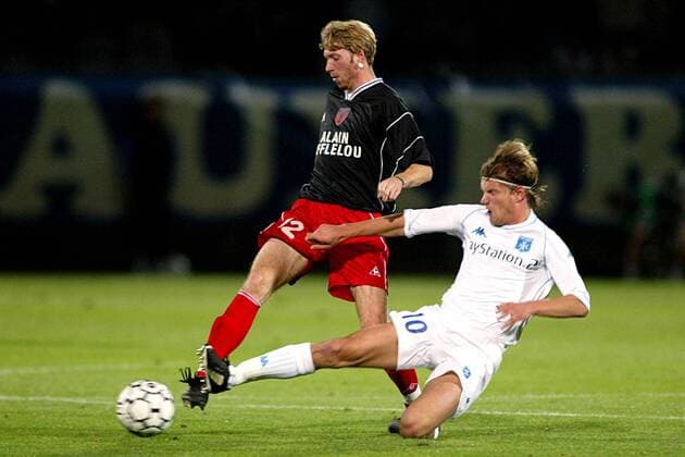 Roland Baettig (Neuchatel, li) gegen Teemu Tainio (Auxerre) Fußball EC 3 Herren UEFA-Cup 2003 2004, Pokal, Europapokal, Europacup, AJ Auxerre - FC Neuchatel Xamax 1:0 Gruppe Auxerre Dynamik,  