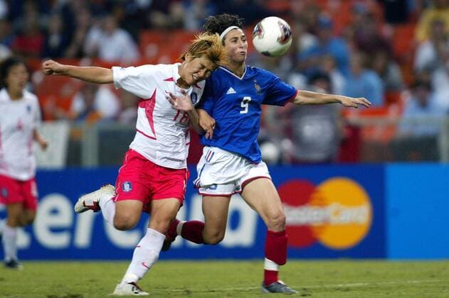 Marinette Pichon (re., Frankreich) gegen Kim Yoo Mi (Südkorea) Fußball WM Damen Weltmeisterschaft 2003, Länderspiel, Frauen, Frauenfußball, Nationalmannschaft, Nationalteam, Vdig Gruppe Washington Dynamik, Kampf,  