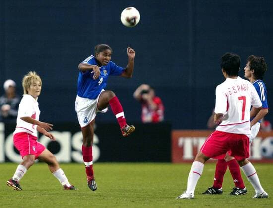 Laura Georges (2.v.li., Frankreich) klärt per Kopfball Fußball WM Damen Weltmeisterschaft 2003, Länderspiel, Frauen, Frauenfußball, Nationalmannschaft, Nationalteam, Vdig Gruppe Washington Dynamik,  