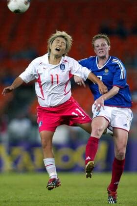 Anne-Laure Casseleux (re., Frankreich) gegen Lee Ji Eun (Südkorea) Fußball WM Damen Weltmeisterschaft 2003, Länderspiel, Frauen, Frauenfußball, Nationalmannschaft, Nationalteam, Vdig Gruppe Washington Dynamik,  