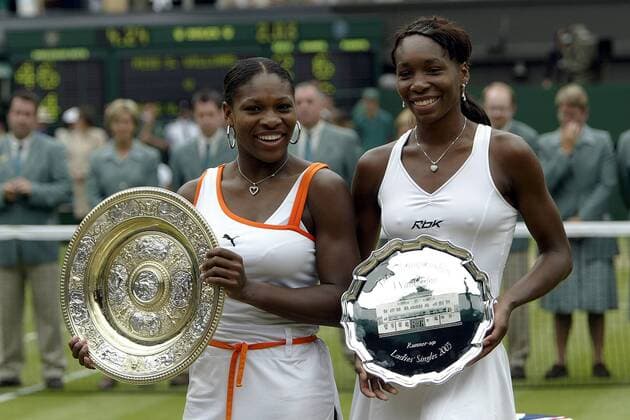 Siegerin Serena Williams (li.) und ihre Schwester Venus (beide USA) mit den Trophäen Tennis Damen All England Championships 2003, WTA-Tour, Grand Slam, Gruppe Wimbledon London