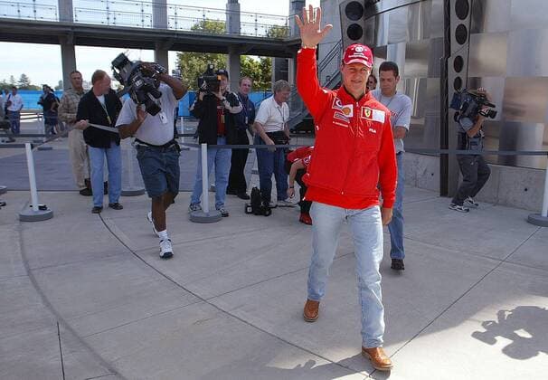 Michael Schumacher (Deutschland Ferrari) begrüßt seine Anhänger Motorsport Grand Prix Herren Großer Preis der USA 2003, Formel 1 Weltmeisterschaft, F1, F, GP, WM, Vdig Einzelbild Indianapolis